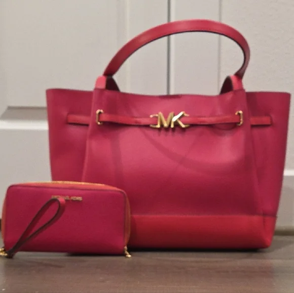 Michael Kors Fuchsia Leather Tote with Wristlet - Picture 2 of 8
